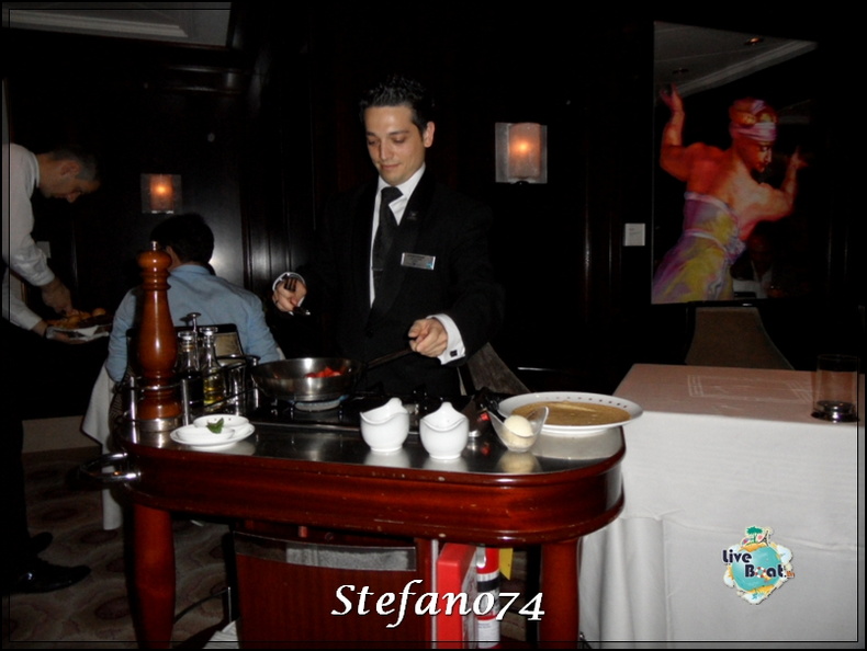 foto nave Celebrity Equinox - cibi e cucine EquinoxPreparazione crepe.jpg cibi e cucine EquinoxPreparazione crepe.jpg