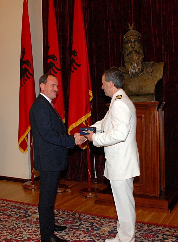 PresAlbania_cosini: foto il Presidente della Repubblica d'Albania, Bujar Nishani, consegna la medaglia "Per particolari meriti civili" al comandante Cosini.